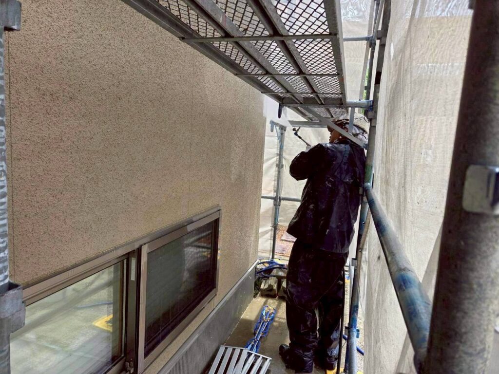 【高圧洗浄】<br />
<br />
最初に外壁の高圧洗浄を行いました。<br />
<br />
長年の使用によって付着したコケやカビ、汚れなどを洗い流し、塗装前の外壁を整える工程です。<br />
<br />
